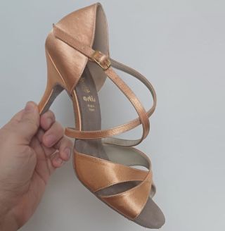 **DL-8 modell** világos testszínben az **Artis** márkától szintén nagyon népszerű. **8 cm-es Slim** sarokkal készült. 🤩...