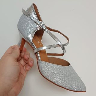 **BS-5 modell** ezüst színben, ideális választás bálokra. A cipők teljesen puhák és rendkívül kényelmesek....